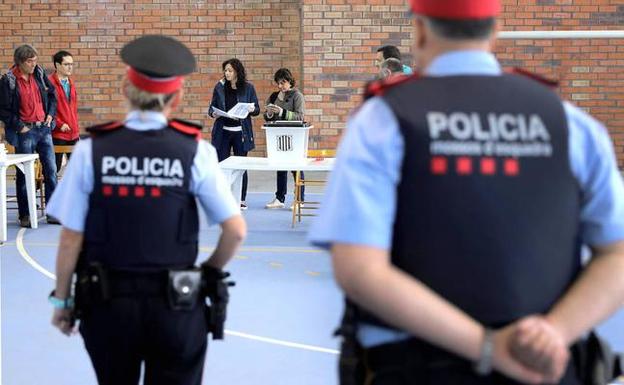 Dos mossos observan los preparativos para la votación en Figueras. /AFP