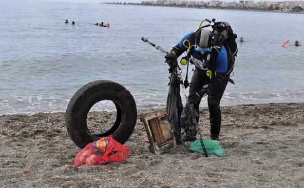 Buceadores de León retirarán basura del fondo del mar en Llanes