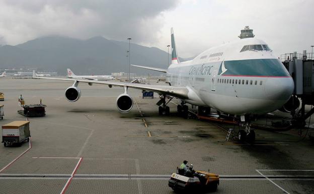 Avión de la compañía Cathay Pacific resposa en el Aeropuerto Internacional de Hong Kong. /Paul Hilton (Efe)