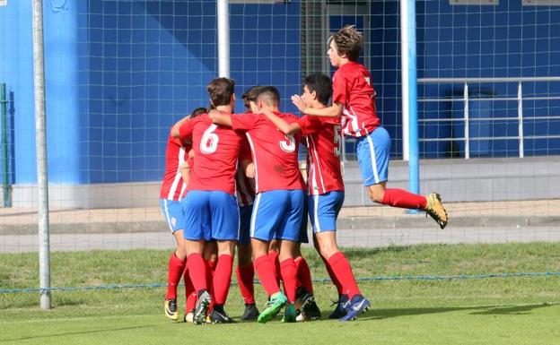 Los jugadores del Sporting celebrando uno de los goles./Álex Piña