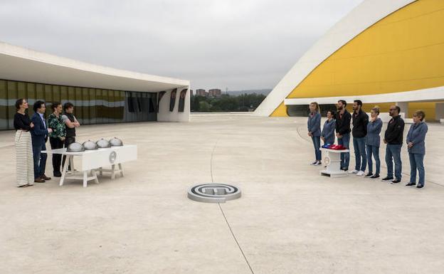 El jurado y los concursantes, en la plaza del Centro Niemeyer./E. C.