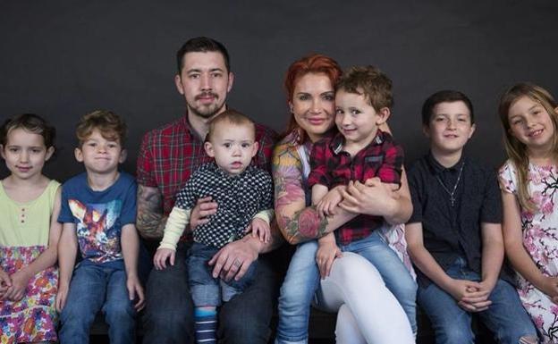 Crían a sus siete hijos «salvajes», que viven sin normas