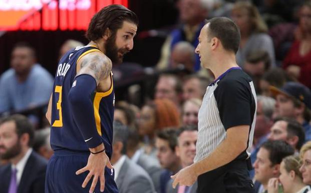 Ricky Rubio habla con el árbitro. /Efe