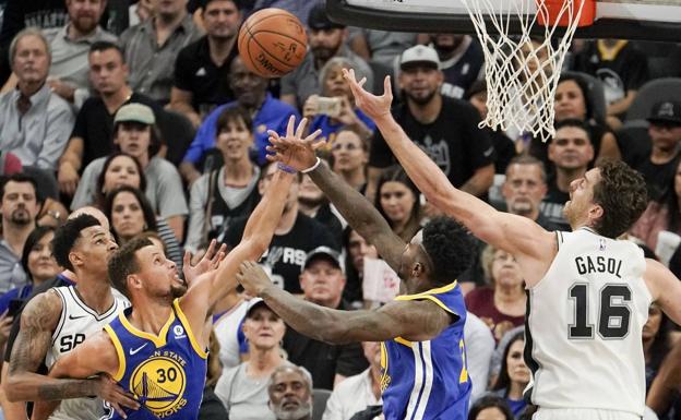 Pau Gasol lucha por un rebote. /Efe