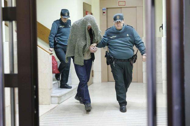 El detendio sale de los juzgados de Laviana. / Damián Arienza