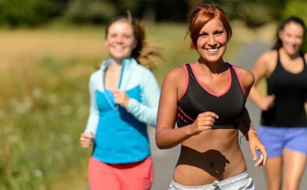 Mujeres corriendo./
