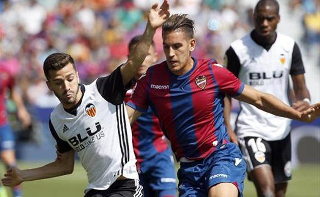 Álex Alegría (derecha) disputa un balón ante Gayá./EFE