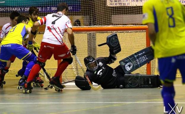 Un lance del partido de anoche en Grado entre el Asturhockey y el Vic./Luis Velasco