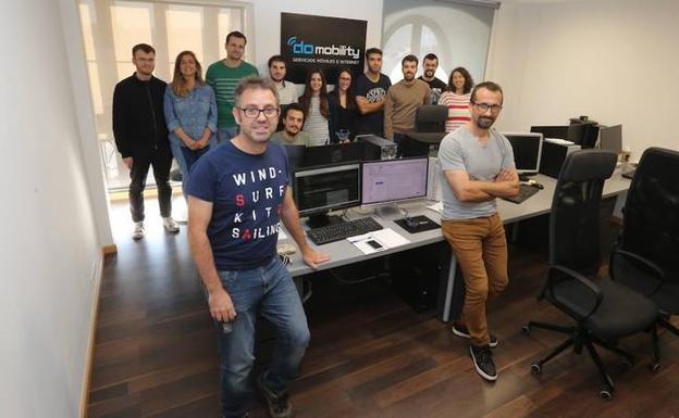 Adolfo Torio y Xuan de la Isla con el resto de trabajadores. /MARIETA