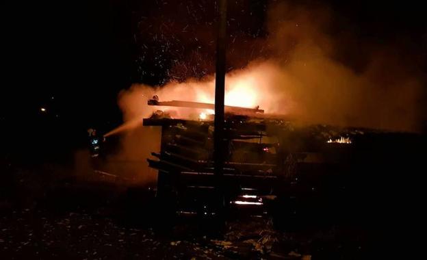 Arde una cuadra en Frieres