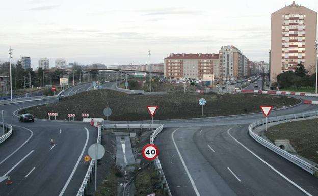 Rotonda de salida de Gijón por la Avenida de Portugal. /Paloma Ucha.
