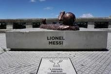De la escultura de Messi sólo quedaron las botas./AFP