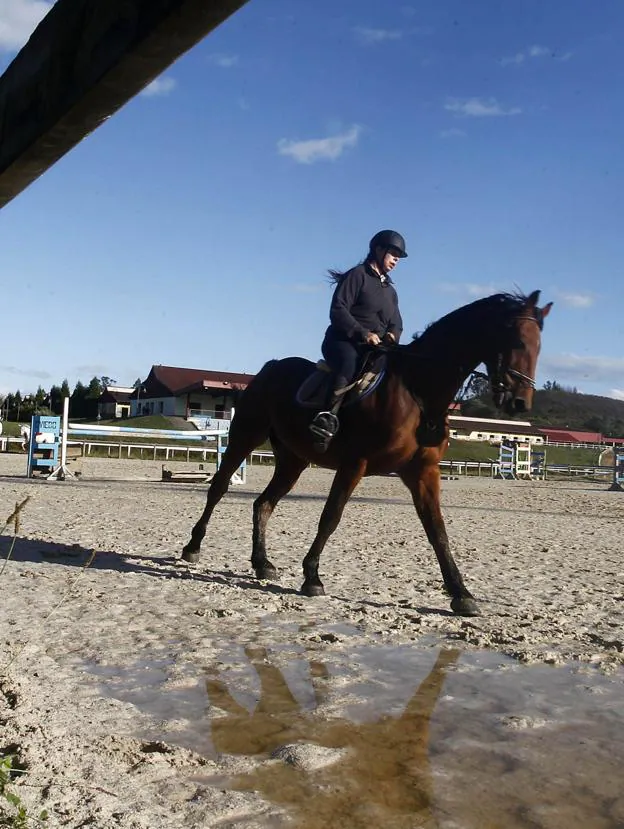 Una jinete, con un caballo, en una pista de El Asturcón. / P. LORENZANA