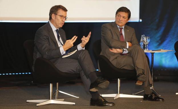 Alberto Núnez Feijóo y Javier Fernández, durante la cumbre. /DAMIÁN ARIENZA