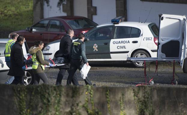 Traslado del cádaver aparecido esta mañana en Oviedo./HUGO ÁLVAREZ