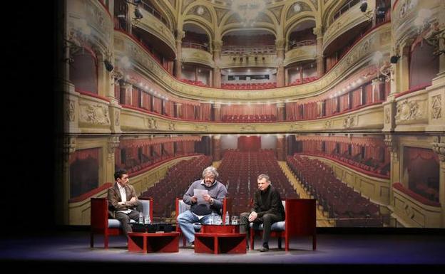 Juan Mayorga y Ernesto Caballero a derecha e izquierda del presentador, respectivamente. /MARIETA