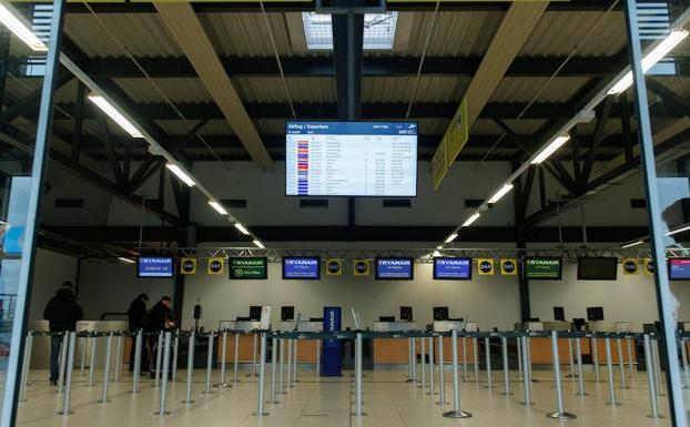 Vista de un mostrador de la aerolínea Ryanair en el aeropuerto de Schoenefeld. /Hayoung Jeon (Efe)