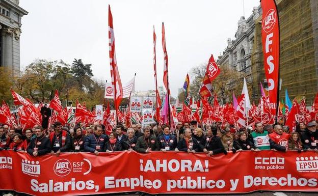 La cabeza de la manifestación que ayer organizaron en Madrid UGT y CC OO para exigir mejoras salariales en el sector público. /EFE