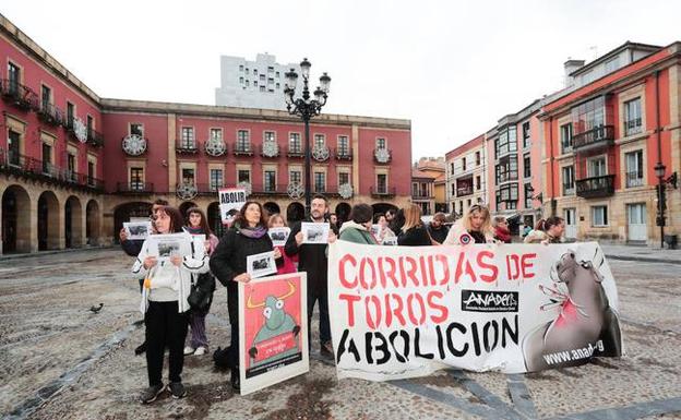Anadel convocó una protesta en la plaza Mayor. /A. FLÓREZ