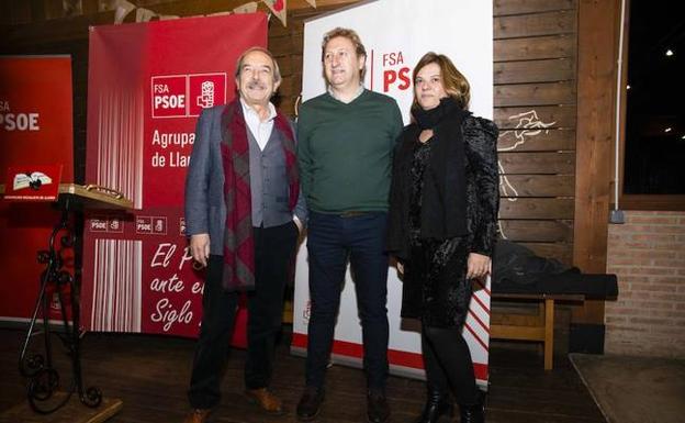 Wenceslao López, José Herrero y Gimena Llamedo en la Fiesta de La Portilla, celebrada ayer en la Casería de Santa Marina. /JUAN LLACA