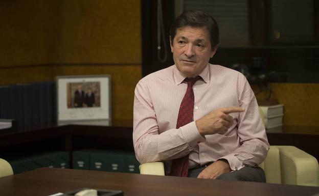 Javier Fernández, en su despacho de la Presidencia, en un momento de la entrevista./DANIEL MORA