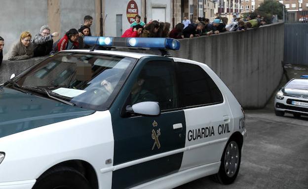 Salida de los coches de la Guardia Civil donde iba Brayan Tuero camino de la prisión./JOSÉ SIMAL