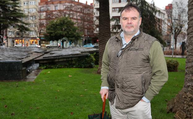 El exfutbolista Luismi Sánchez, ayer, en la plaza de Europa./Aurelio Flórez