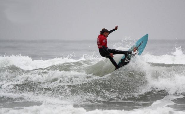 La gijonesa Nerea Donaire surfea en la bahía de San Lorenzo.