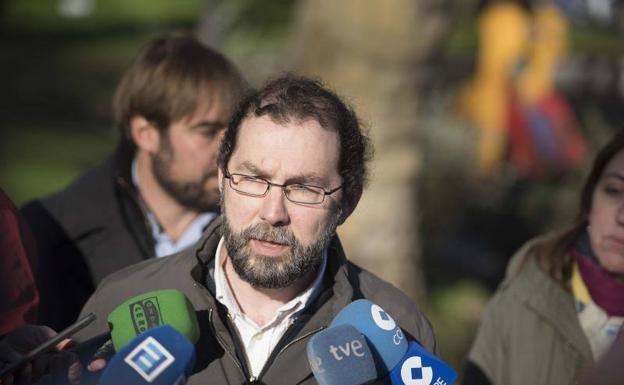 Emilio Léon, durante su comparecencia en un parque de Oviedo./HUGO ÁLVAREZ