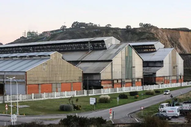 La factoría avilesina de Alcoa es la que más depende en Asturias de la subasta eléctrica. / MARIETA