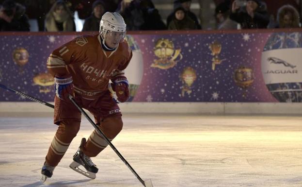 Vladimir Putin, durante un partido de hockey hielo./Alexey Nikolsky (Efe)