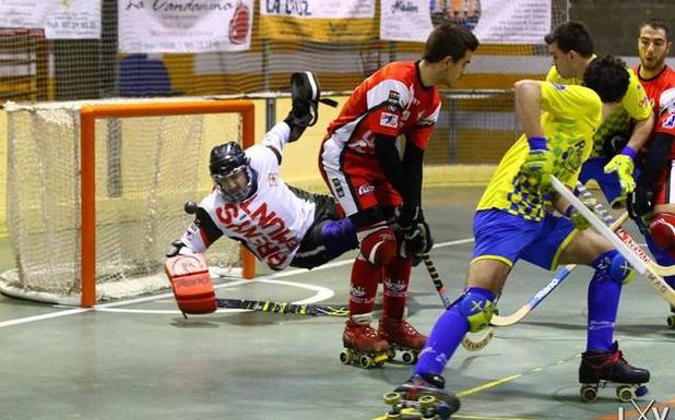 Nico Carmona y Curro Fernández-Ávila en una acción del partido de ayer en Grado /Luis Velasco