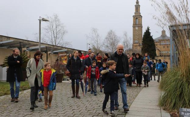 Asistentes a una visita guiada y taller navideño en el Jardín Botánico de Gijón. Asistentes a una visita guiada y taller navideño en el Jardín Botánico de Gijón.