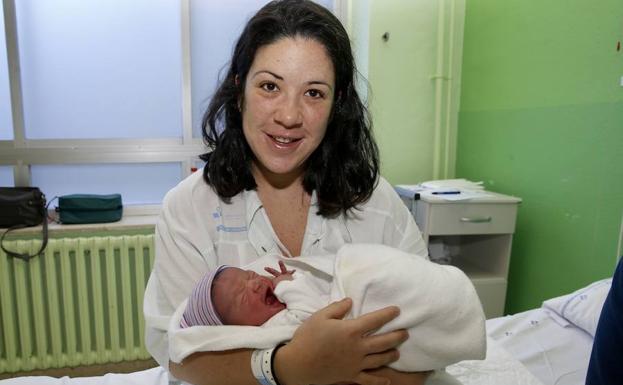 Mireia, el primer bebé de Asturias de 2018 Mireia, el primer bebé de Asturias de 2018