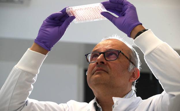 El profesor Ketan Patel, en el laboratorio de Cambridge. /Chris Radburn (Reuters)