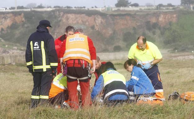 Efectivos de emergencias, en el lugar de los hechos./Patricia Bregón