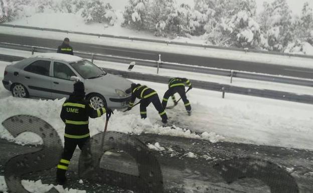 Soldados de la Unidad Militar de Emergencias retiran con palas la nieve a la altura de Villacastín. /E.C.