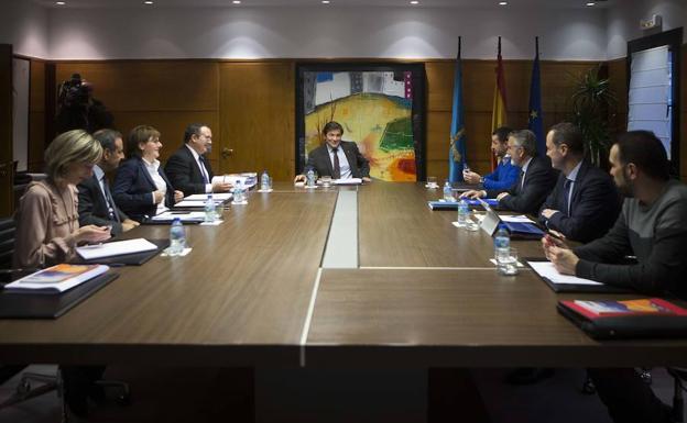 Javier Fernández preside la última reunión del ACESS, en la que Alberto González (segundo por la derecha) planteó al Principado la cofinanciación de proyectos. /D. MORA