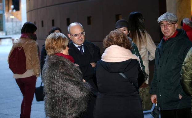 Exterior de la Audiencia Provincial, durante el juicio por el asesinato de Ascensión Amores. /Álex Piña