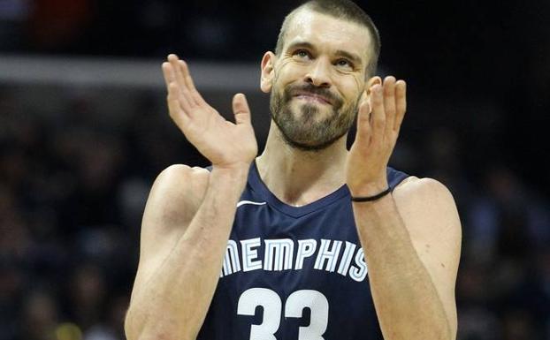 Marc Gasol aplaude en el partido. /Efe