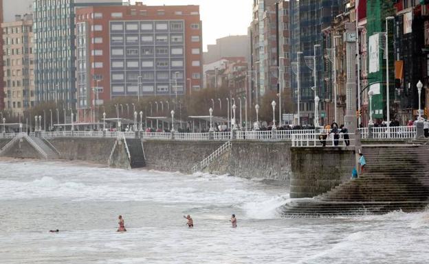 Varios bañistas, esta tarde en la playa de San Lorenzo de Gijón. Varios bañistas, esta tarde en la playa de San Lorenzo de Gijón.