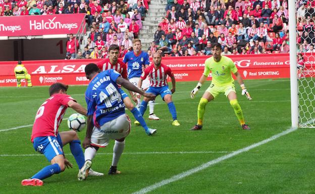 Partido entre el Sporting y el Oviedo disputado en El Molinón. /P. Citoula.