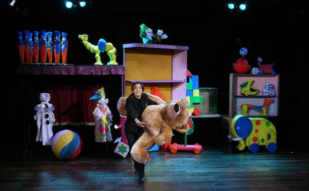 Una actriz y varios títeres llevarán a las tablas del Teatro Filarmónica la ópera ‘La caja de los juguetes’, de Títeres Etcétera. /