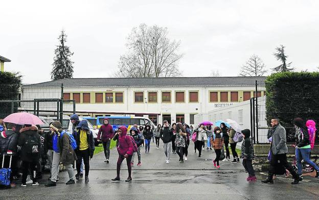 Padres y alumnos del instituto Rey Pelayo a la salida de las clases, en Cangas de Onís. / NEL ACEBAL