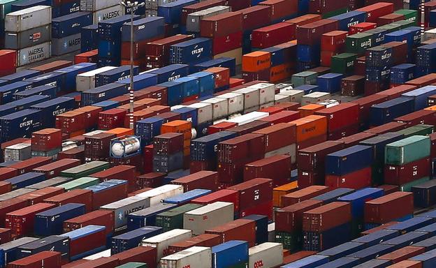 Cientos de contenedores con mercancías en el puerto de Barcelona./Quique García (Efe)