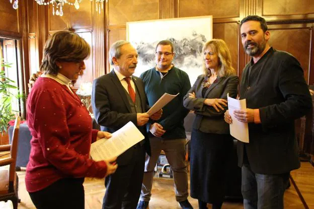 El alcalde recibie el informe de manos del resto de concejales del Grupo Municipal Socialista, Ana Rivas, Diego Valiño, Marisa Ponga y Ricardo Fernández.