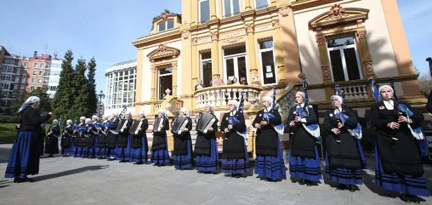 Las mujeres de la Real Banda de Gaitas Ciudad de Oviedo pusieron música al acto institucional del 8-M en los jardines de Villa Magdalena. / FOTOS: A. PIÑA