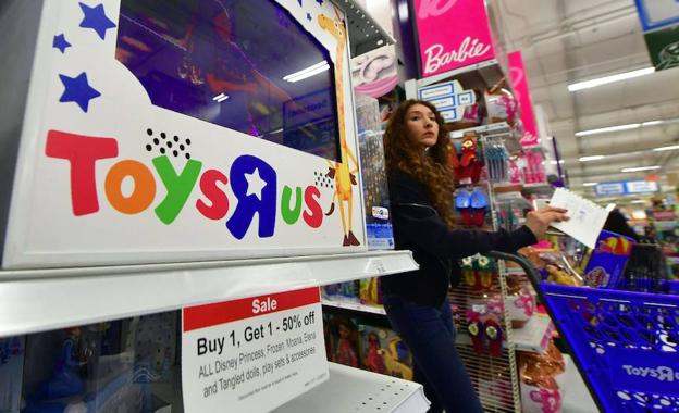 Una mujer camina por un Toys 'R' Us de California./FREDERIC J. BROWN (AFP)