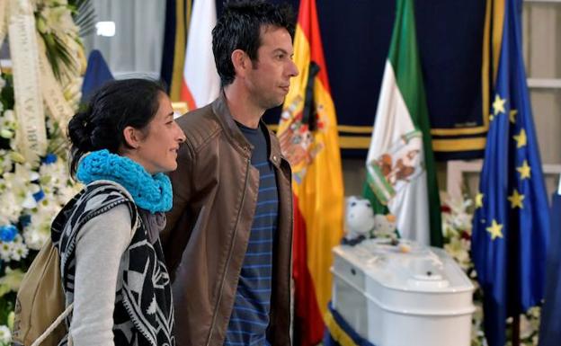 Ángel Cruz y Patricia Ramírez, los padres de Gabriel Cruz, en la capilla ardiente instalada en la Diputación de Almería. /Carlos Barba (Efe)