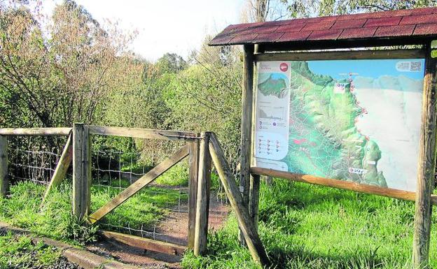 La senda señalizada a La Ñora cuenta con puentes. /CARMEN PIÑAN